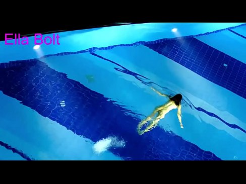 ❤️ मी पाहणे थांबवू शकत नाही, तरुण गोरा ELLA BOLT रिसॉर्ट पूलमध्ये नग्न पोहताना पकडला गेला ️❌ गुदद्वारासंबंधीचा अश्लील  ﹏